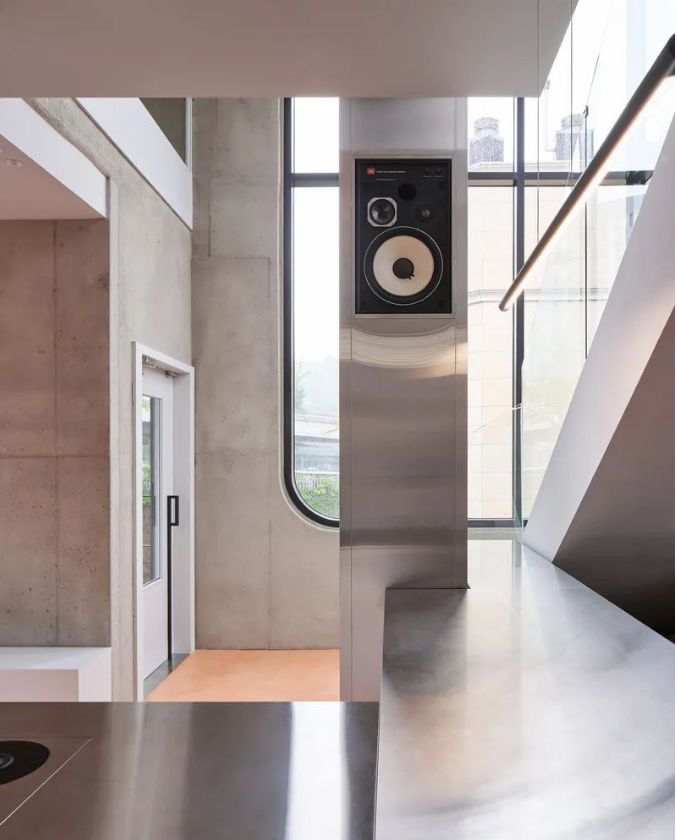 空間敘述 | 銀色為主的不銹鋼裝飾 空間敘述 | 銀色為主的不銹鋼裝飾